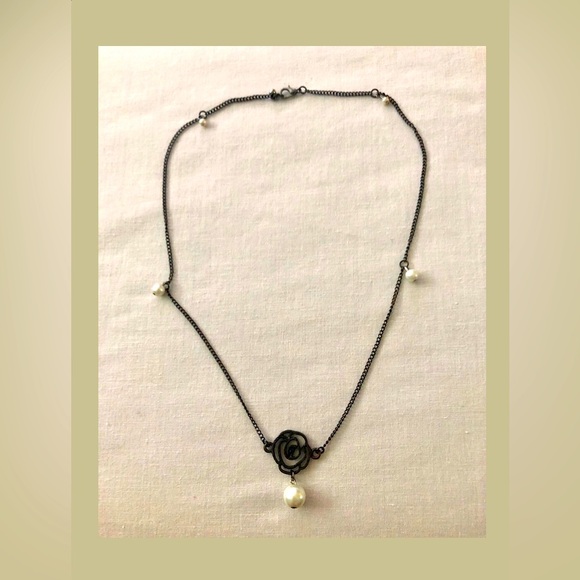 Handmade Black rose pendant necklace with faux-pearl - Picture 1 of 3